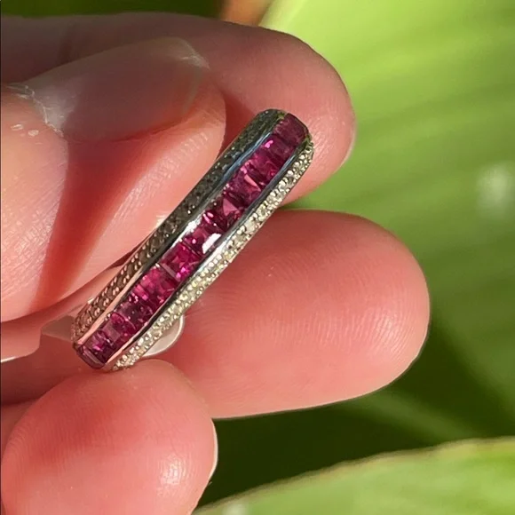 Dazzling Silver and Pink Gemstone Ring - Picture 8 of 10